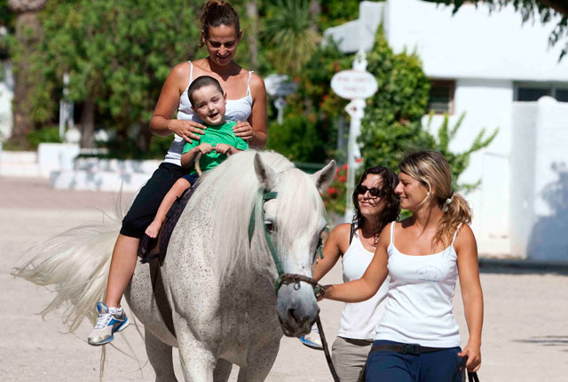 Equinoterapia Sesión de terapia montando a caballo